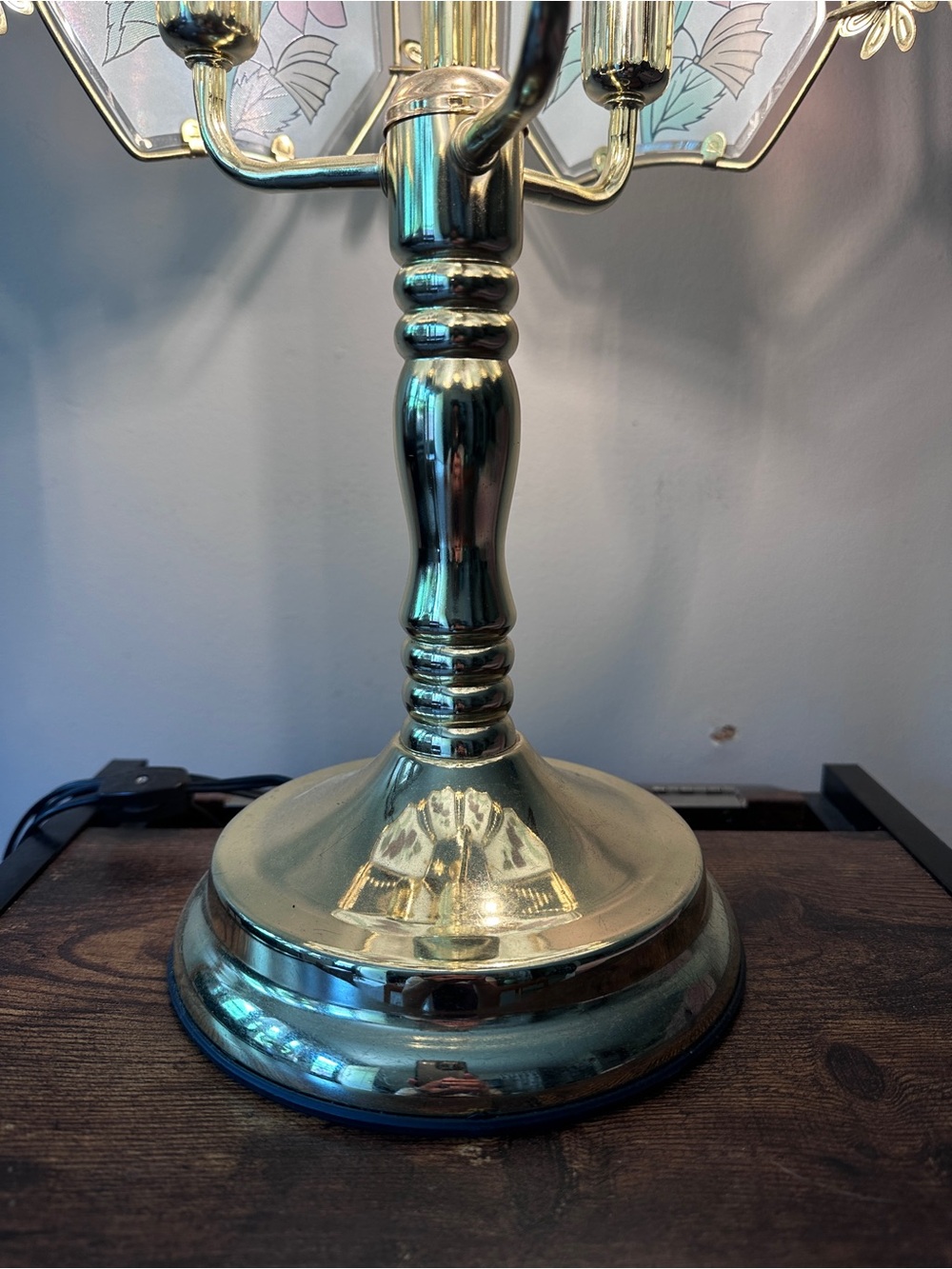 Vintage Hollywood Regency Brass Table Lamp Floral Rose & Butterfly Glass Panels - Picture 5 of 9